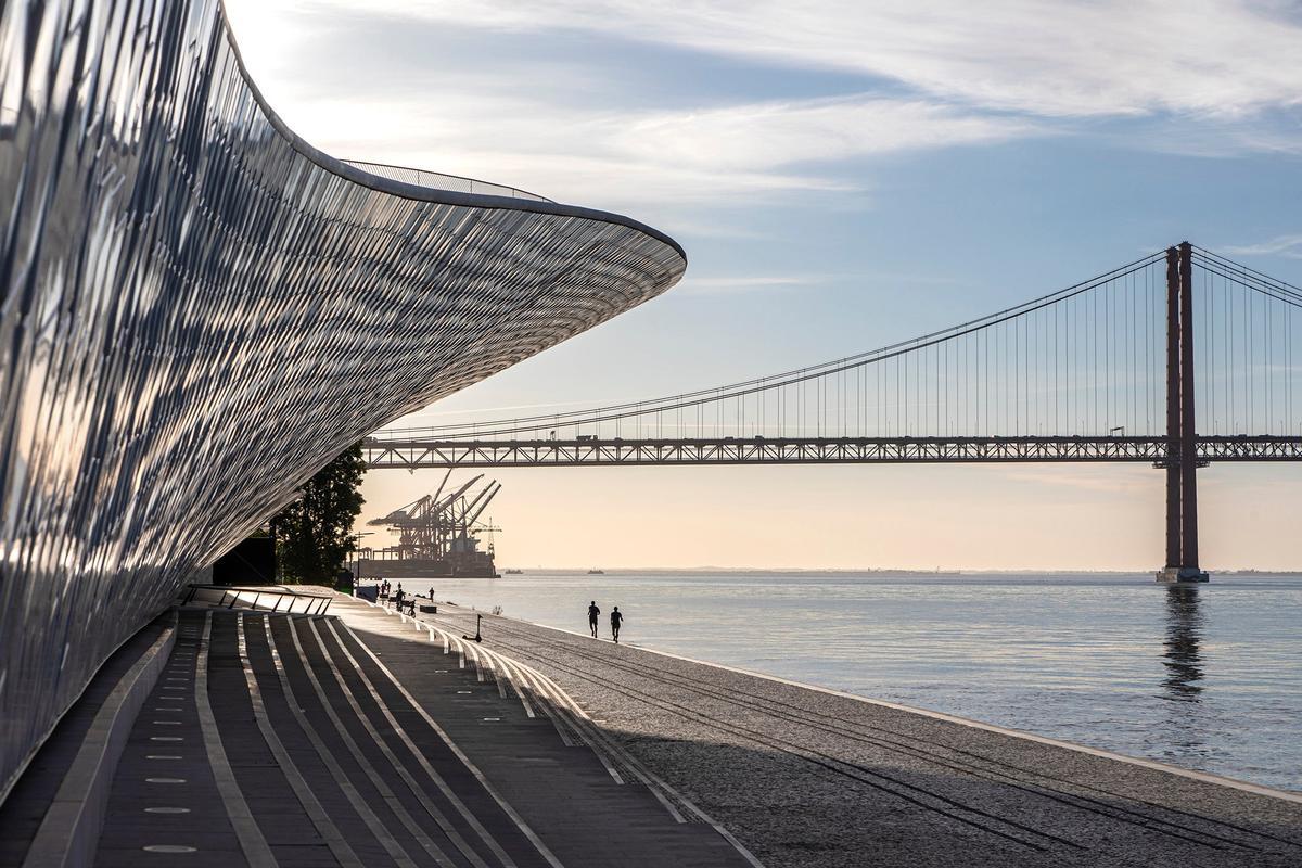 El MAAT de Lisboa con el puente del 25 de abril de fondo.