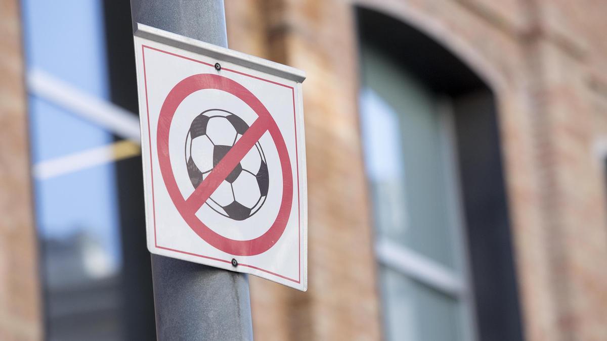 Cartel que prohíbe jugar a la pelota, en una calle del Eixample