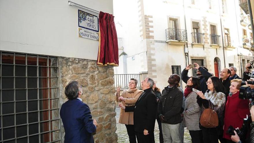 Dedican una calle a manos unidas