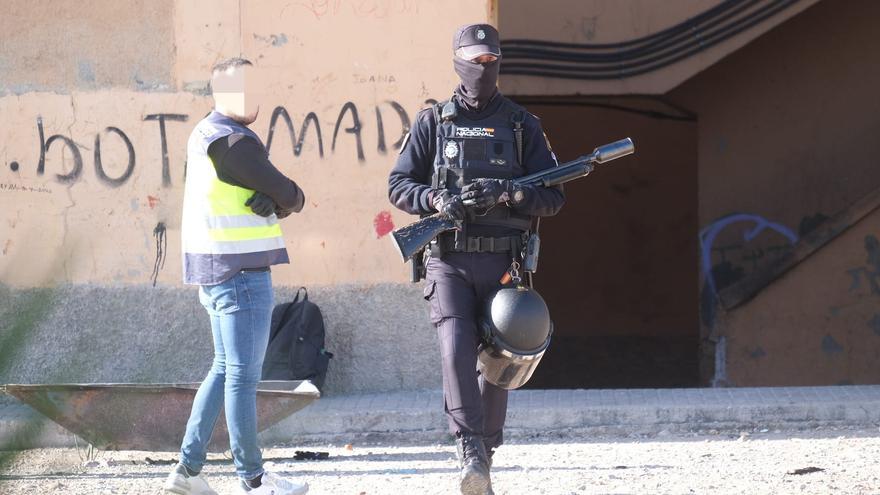 Decenas de agentes de la Policía Nacional, con el apoyo de un helicóptero y drones, registran viviendas de Los Palmerales en Elche