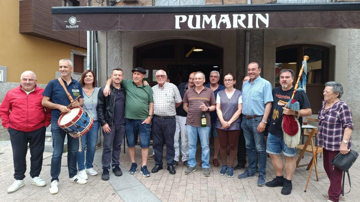 Foto de familia de clientes y miembros de colectivos que homenajearon al dueño del Pumarín.