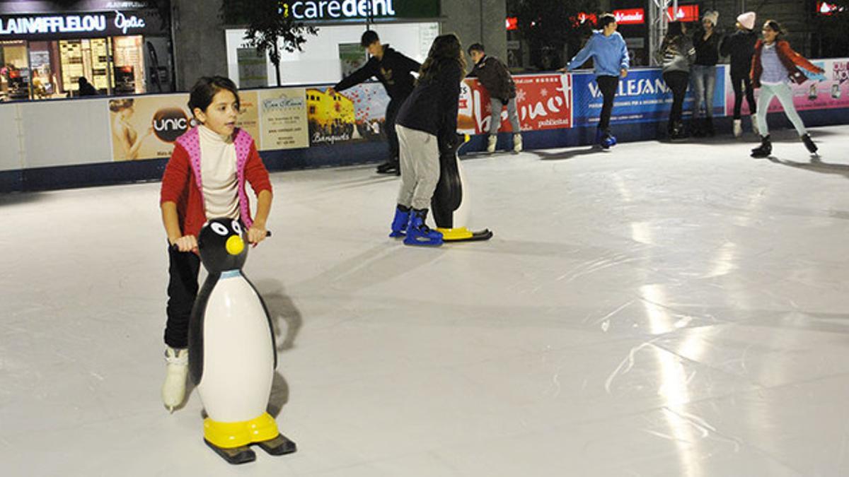 Más de 10.000 personas pasan por la pista de patinaje ecológica de Sabadell esta Navidad.