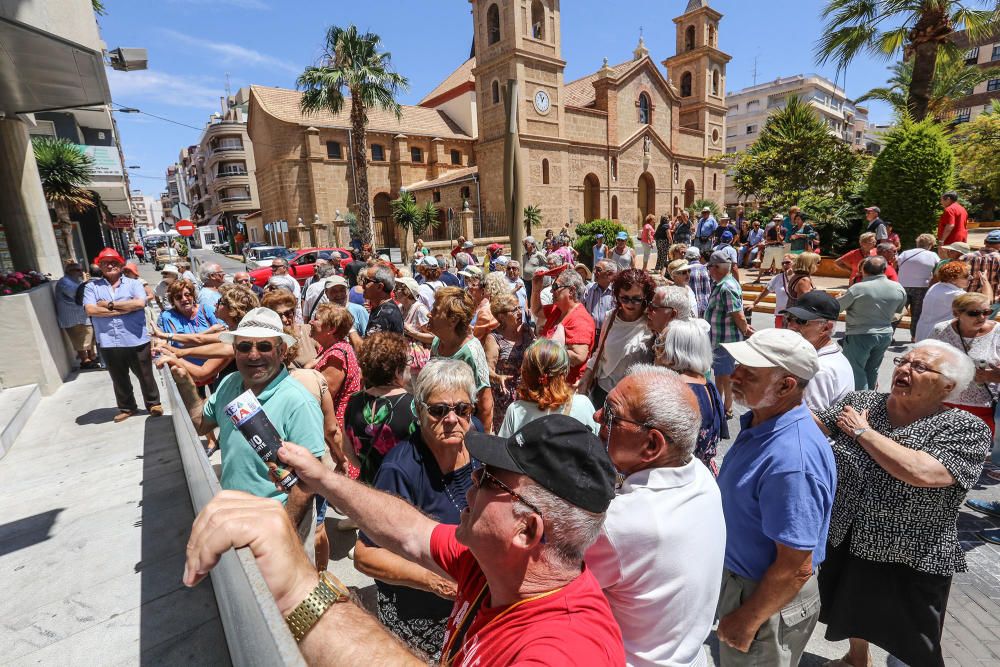 Más de 400 jubilados se concentran para exigir la apertura de las cafeterías de centros de mayores de Torrevieja