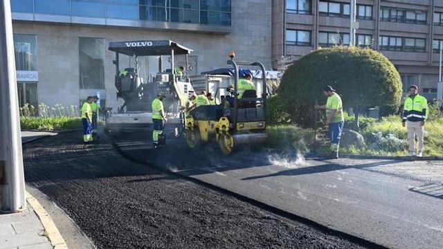 Trabajos de asfaltado ayer en la calle García Sánchez.