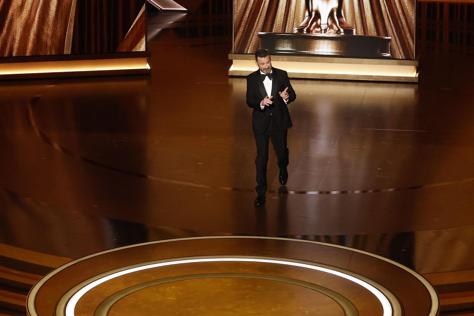 Los Angeles (United States), 10/03/2024.- Host Jimmy Kimmel during the 96th annual Academy Awards ceremony at the Dolby Theatre in the Hollywood neighborhood of Los Angeles, California, USA, 10 March 2024. The Oscars are presented for outstanding individual or collective efforts in filmmaking in 23 categories. EFE/EPA/CAROLINE BREHMAN