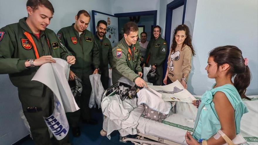 Pilotos de la base aérea visitan a los niños ingresados en el Materno Infantil