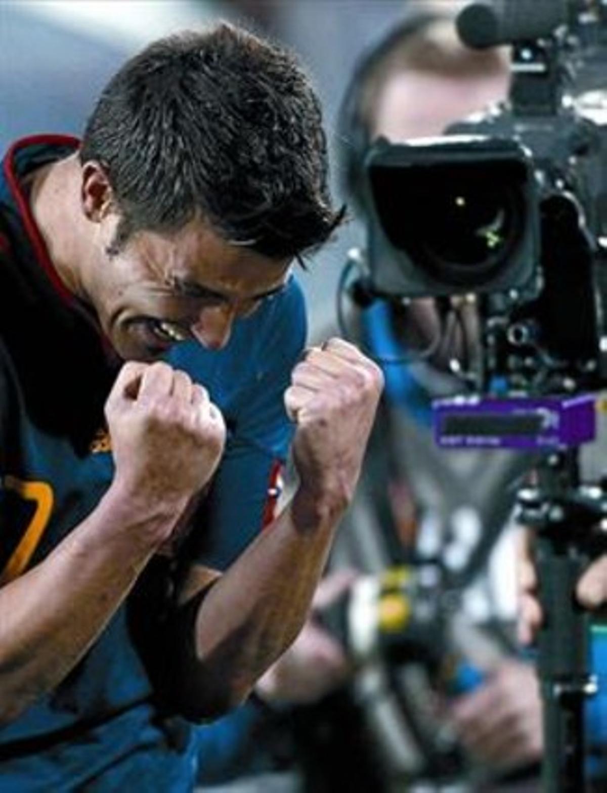David Villa celebra un gol davant la sempiterna presència de la tele. David Villa celebra un gol davant la sempiterna presència de la tele.