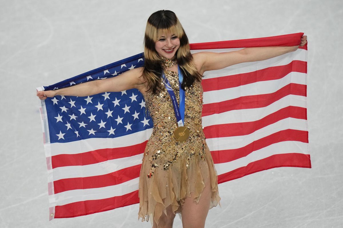 Gold medalist Alysa Liu of the United States celebrates her medal after competing in the women's free skate program in figure skating at the 2026 Winter Olympics, in Milan, Italy, Thursday, Feb. 19, 2026. (AP Photo/Francisco Seco) Associate Press/ LaPresse Only Italy and Spain. EDITORIAL USE ONLY ITALY AND SPAIN