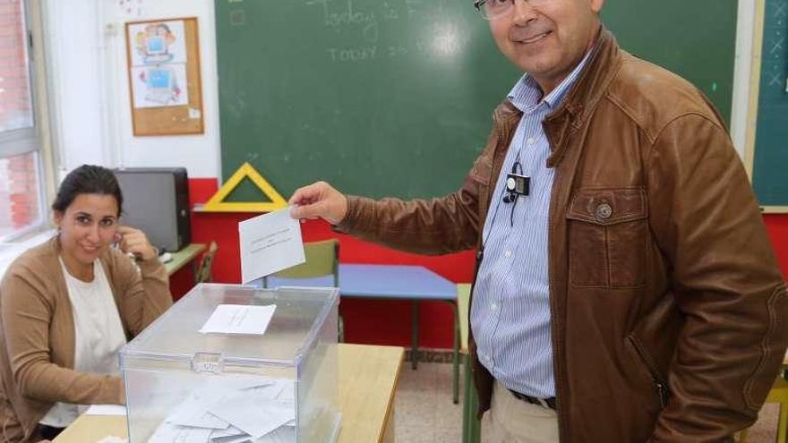 Miguel Pérez (PP) durante la jornada de votación. // Muñiz