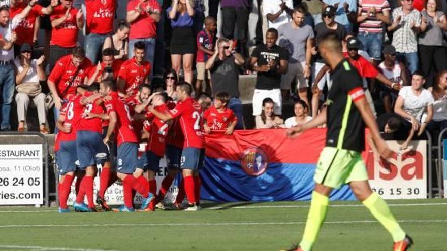 Els jugadors de l&#039;Olot celebrant el gol de l&#039;empat contra l&#039;Sporting, que els donava l&#039;ascens.