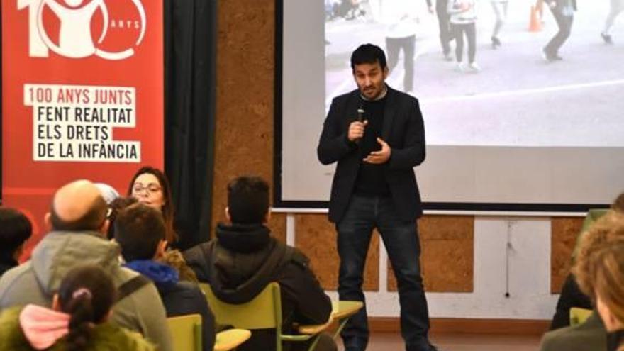 El conseller de Educación, Vicent Marzà, ayer durante su alocución en el instituto de Carrús.