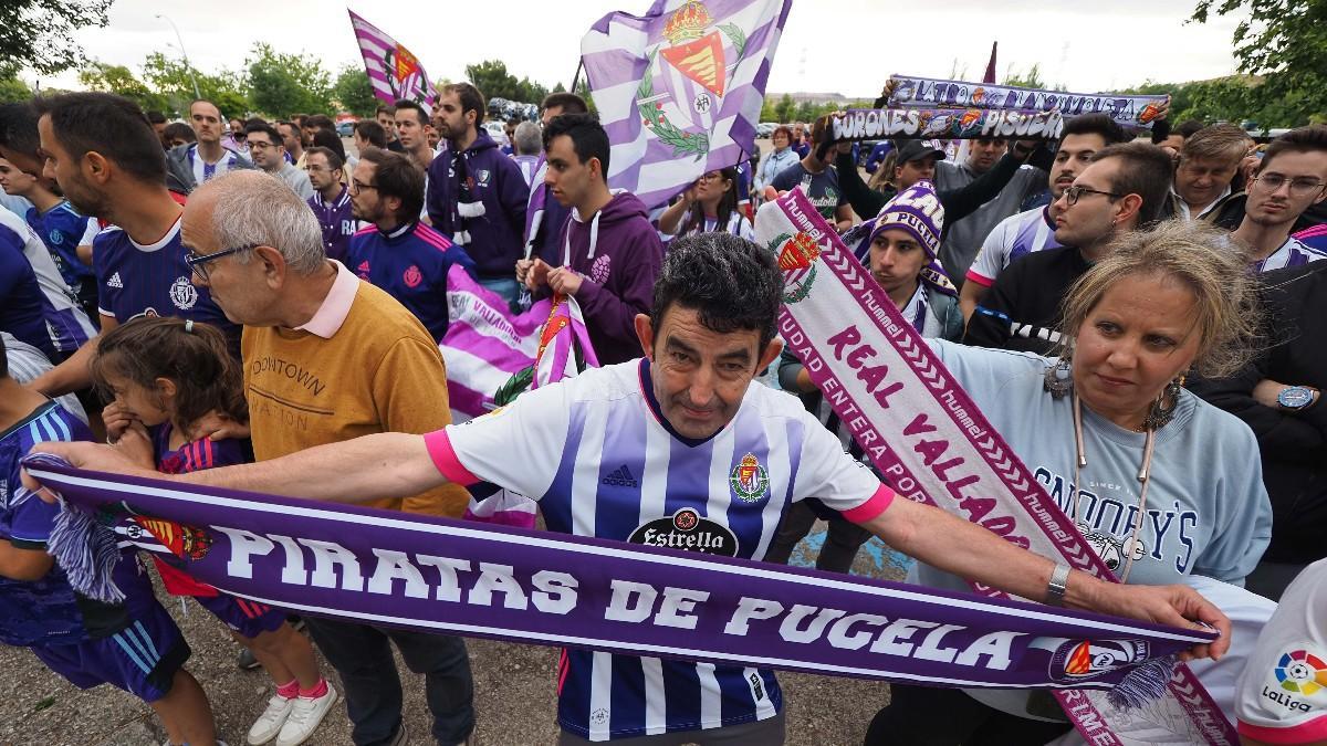 Un pirata, protestando por el cambio de escudo del Valladolid