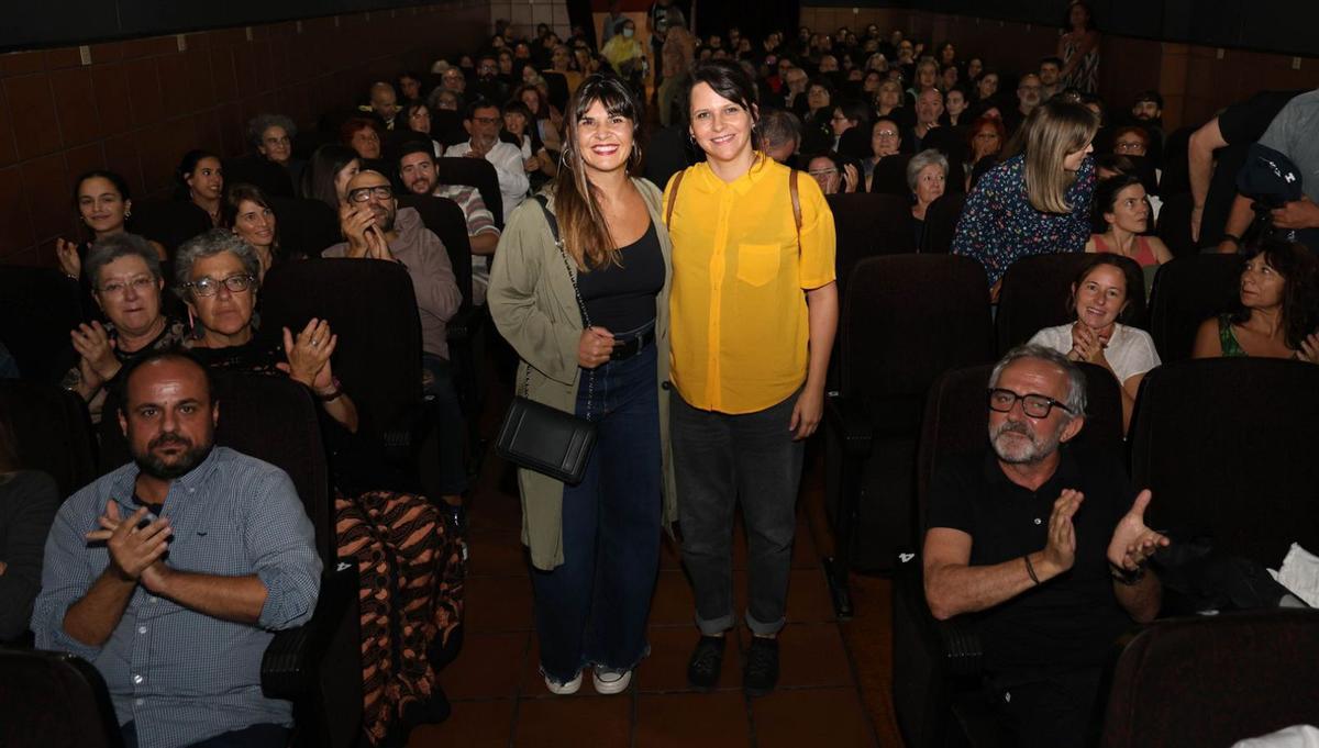 Janet Novás y Jaione Camborda antes de su charla en Multicines Norte; junto al actor Antonio Durán “Morris” (d).  Abajo, Janet Novás, Victoria,
Manuel y Jaione Camborda
tras el estreno
en Vigo.  | // ALBA VILLAR/V. CURRÁS