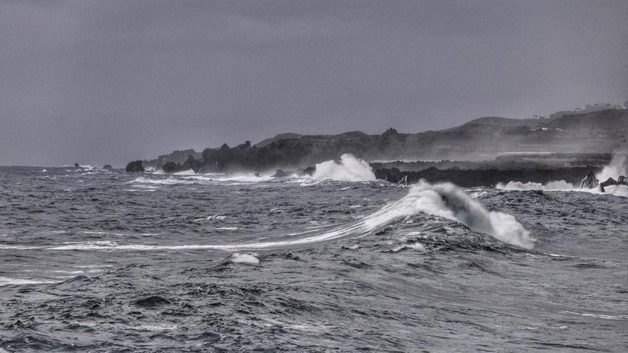 Oleaje en la costa de Garachico, el pasado lunes.