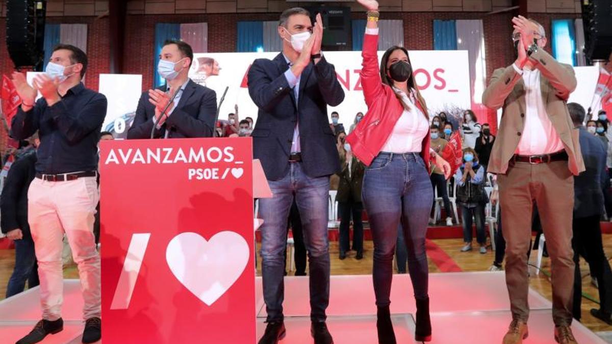 El presidente del Gobierno y secretario general del PSOE, Pedro Sánchez, junto a los secretarios autonómico y provincial socialistas, Luis Tudanca (i) y Javier Alfonso Cendón (2i), y la diputada Nuria Rubio (2d), durante el mitin del partido celebrado este 10 de octubre de 2021 en Ponferrada, León.