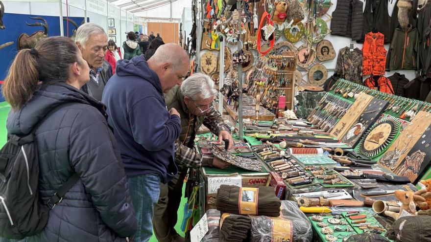 Julio González atiende a unos clientes en su stand de la feria.