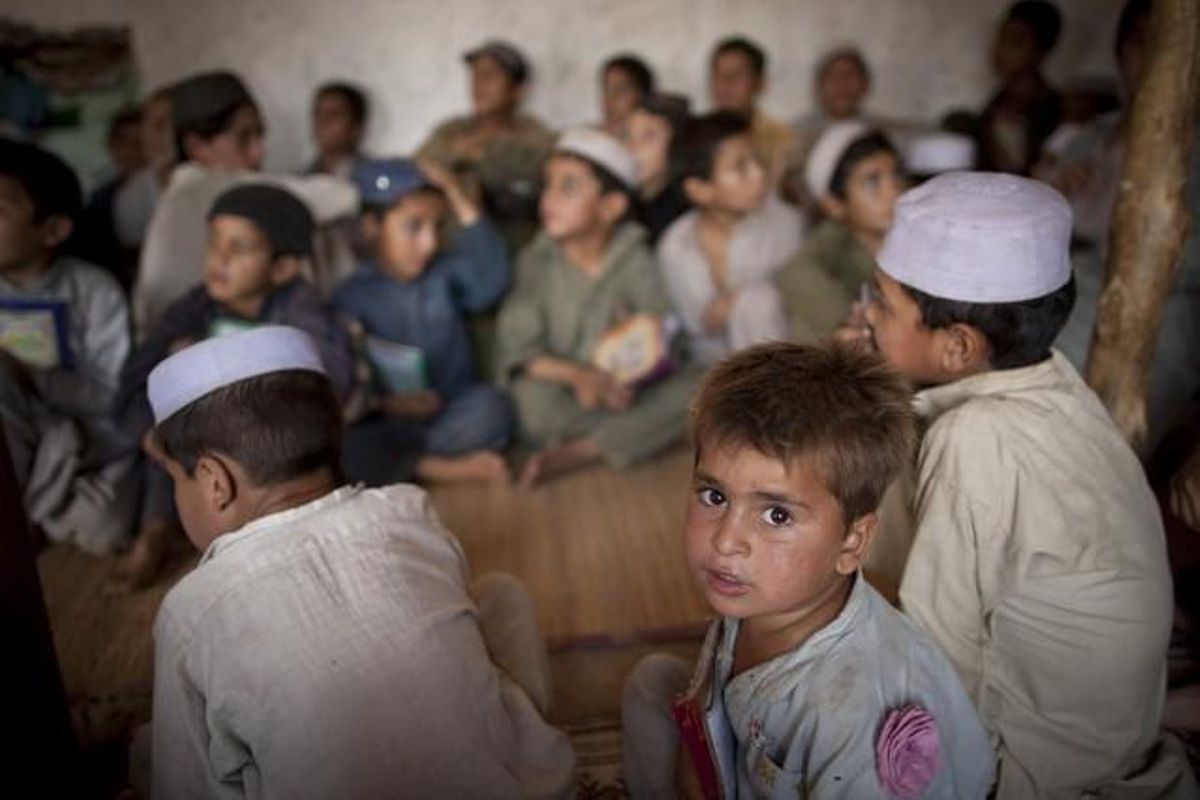 L’estudi de l’alcorà és obligatori per als estudiants musulmans, a totes les escoles del Pakistan. L’educació islàmica està també propagada per l’ensenyament de les Maktab i Madrasah (escoles islàmiques) i la literatura.