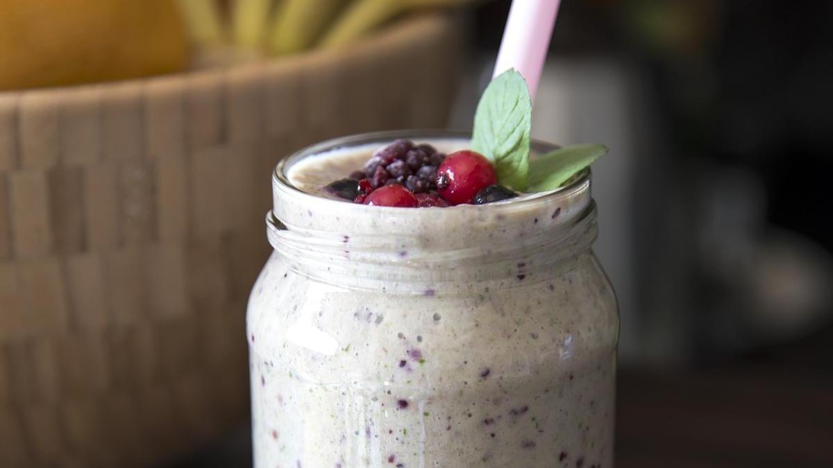 Este batido de yogur, avena y banana es ideal para tomar a media mañana y adelgazar