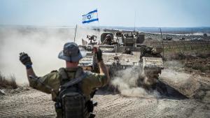 Un tanque israelí preparado cerca de la frontera con Gaza.