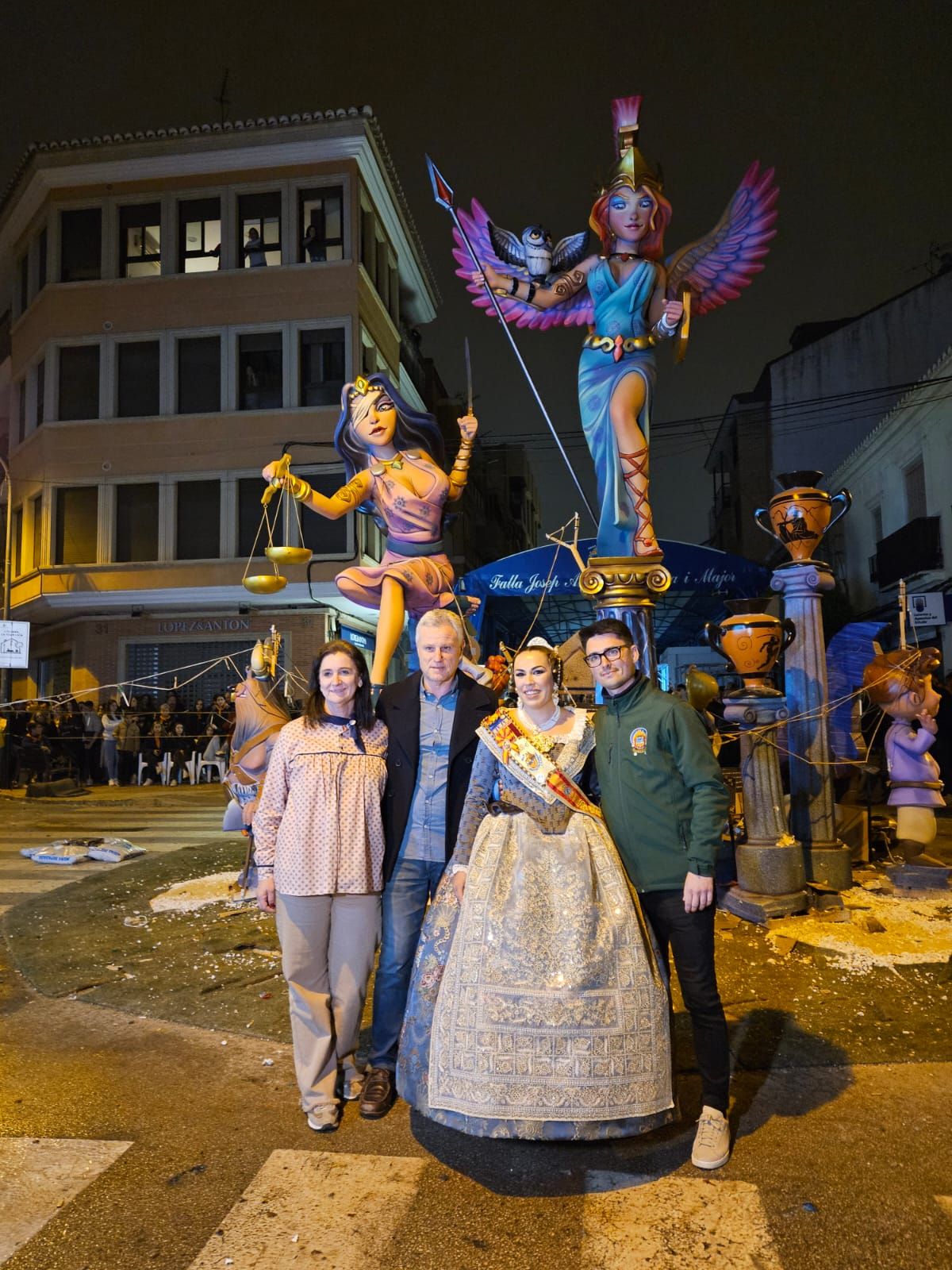 El Camp de Túria quema sus monumentos falleros de 2024