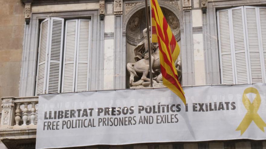 Pancarta al balcó del Palau de la Generalitat.