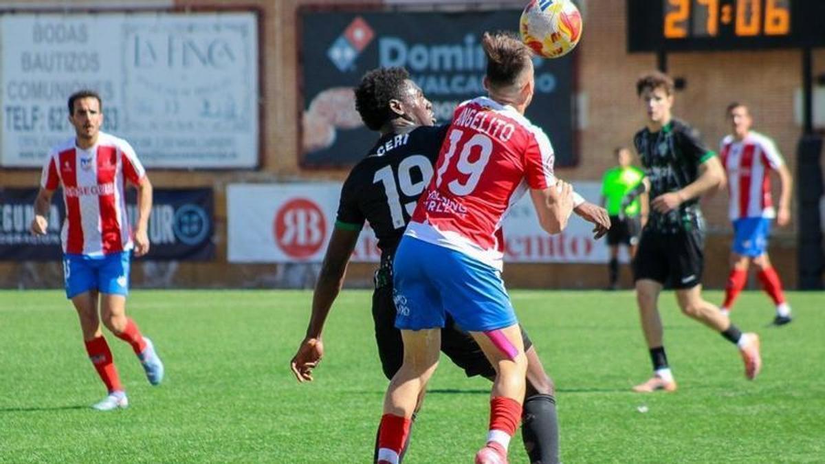 Ceri pugna con Angelito por hacerse con el control del esférico durante el Navalcarnero-Ilicitano.