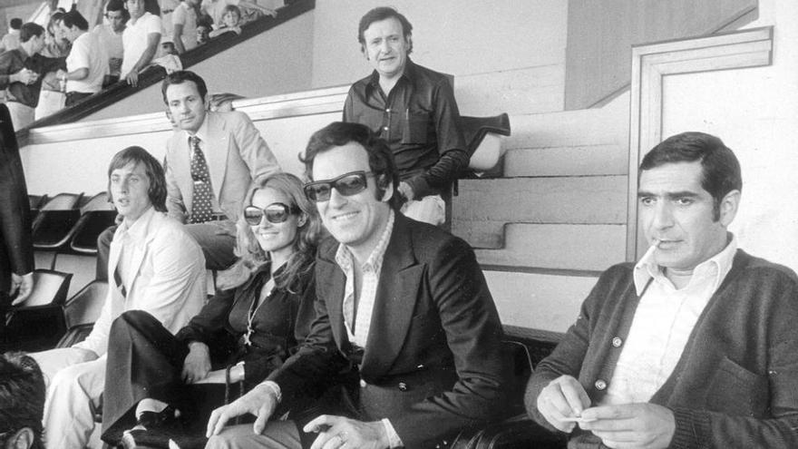 Cruyff, con Danny Coster, su mujer, en Balaídos en 1980. // Magar