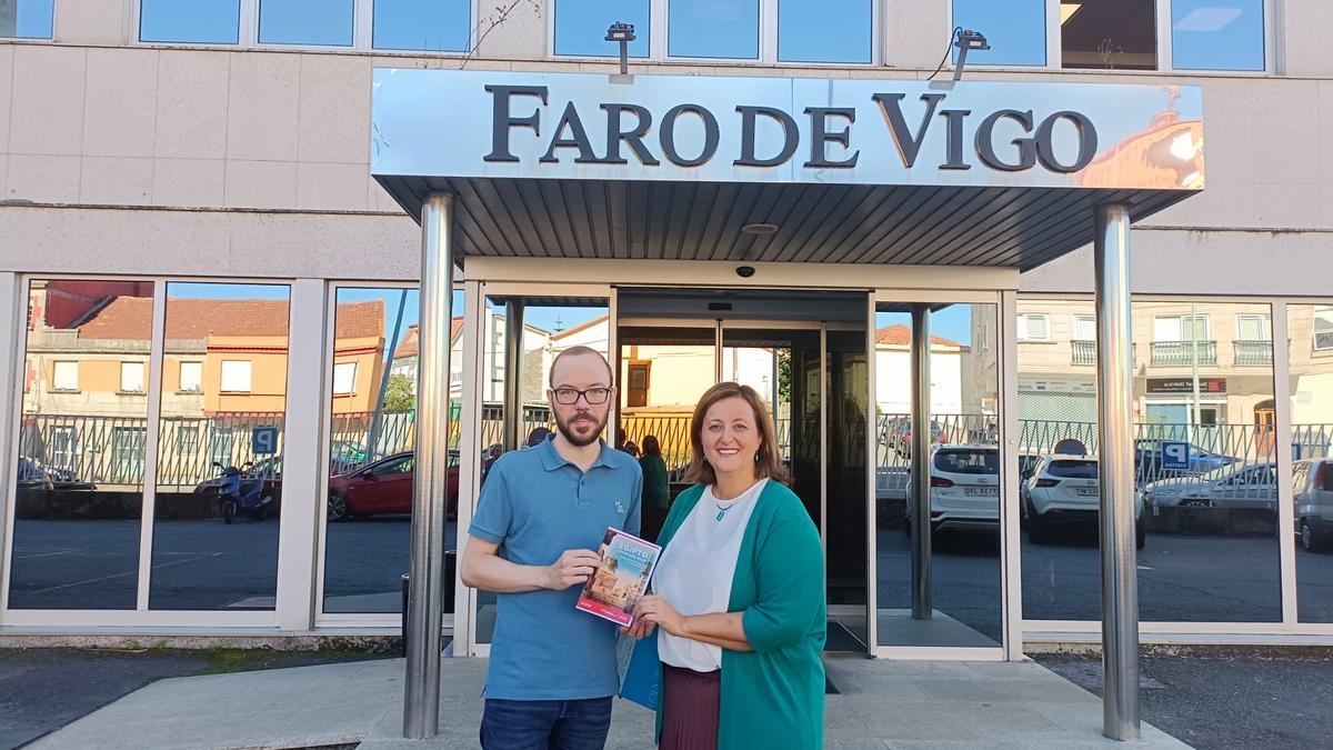 La ganadora Lorena Rodríguez y Miguel Conde, responsable Suscripción y Promociones, a las puertas de Faro