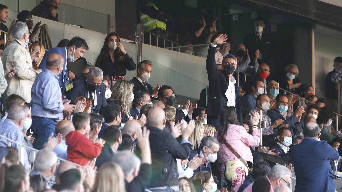 El Piojo López saluda a la afición desde el palco de Mestalla