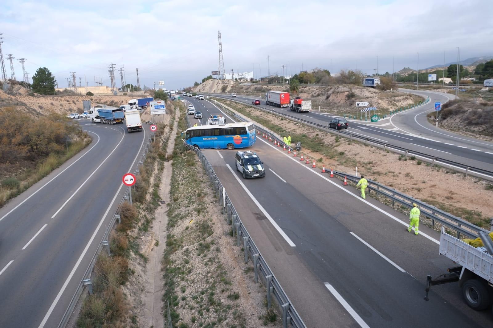 Un autobús invade el sentido contrario en la A31 a la altura del polígono Les Pedreres de Petrer