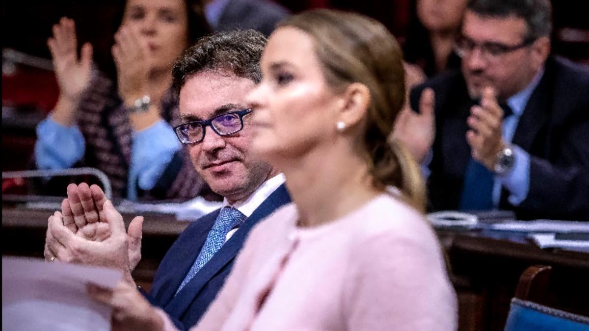 Antoni Costa, sonriente junto a Marga Prohens.