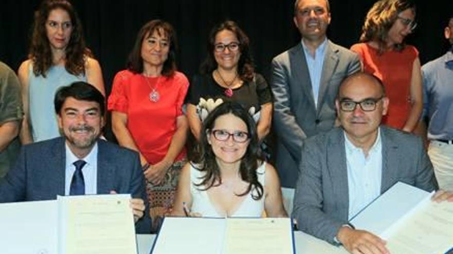 Momento de la firma ayer en el Centro Social Gastón Castelló.