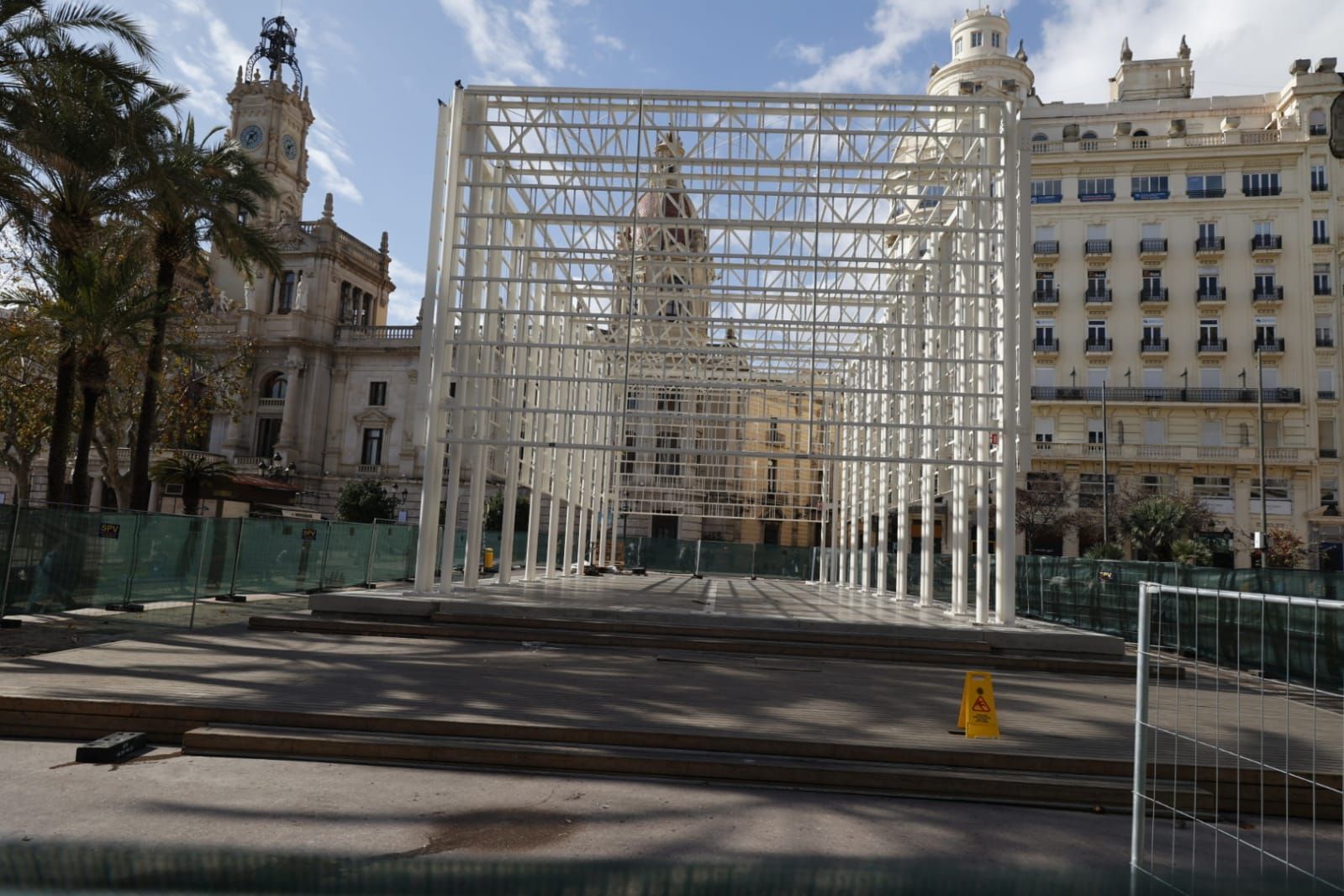 La jaula de la mascletà coge músculo en la plaza del Ayuntamiento