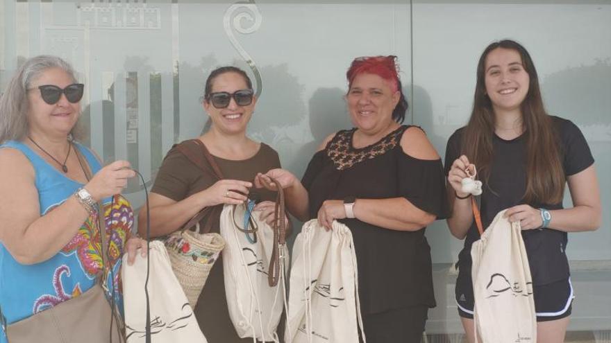 Vecinas posando con los kits de los puestos informativos. | AYUNTAMIENTO DE SANT JOSEP