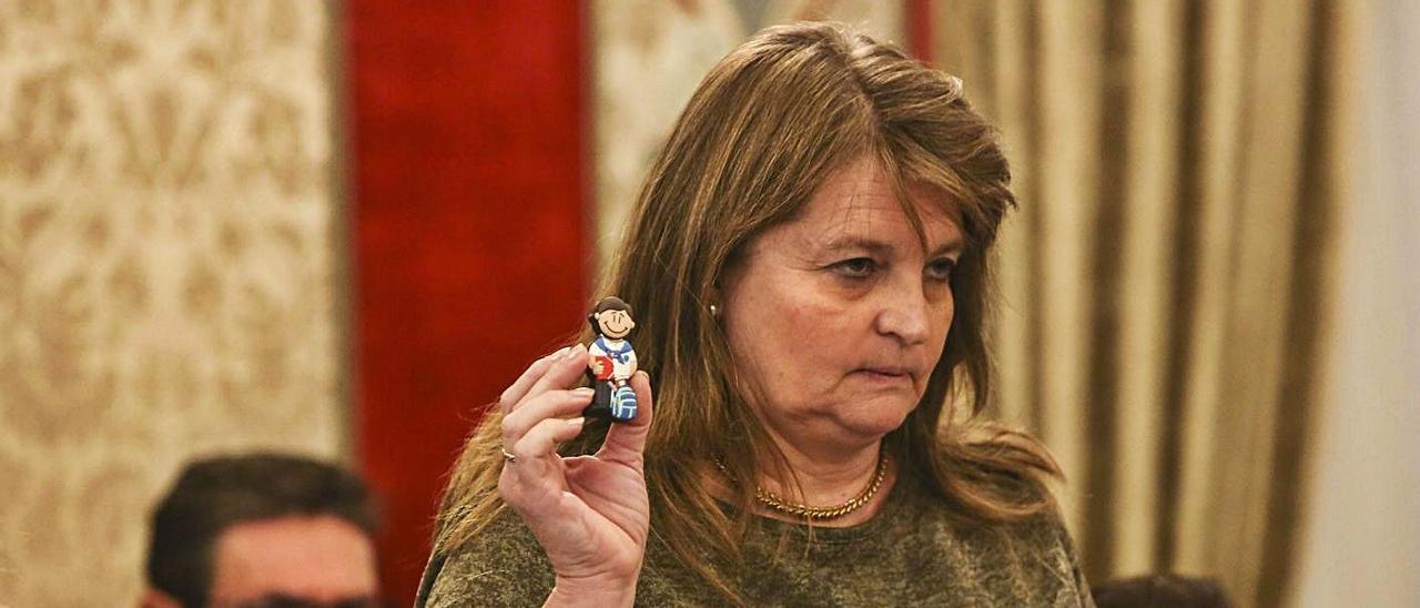 La edil de Educación, Julia Llopis (PP), con el muñeco de un escolar, durante un pasado pleno