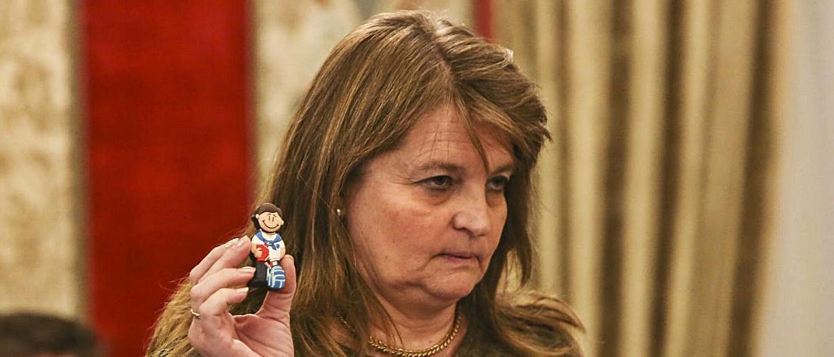 La edil de Educación, Julia Llopis (PP), con el muñeco de un escolar, durante un pleno, en imagen de archivo