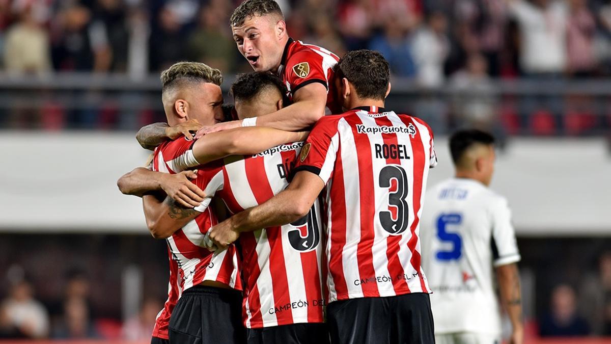 Los jugadores de Estudiantes celebran un gol.