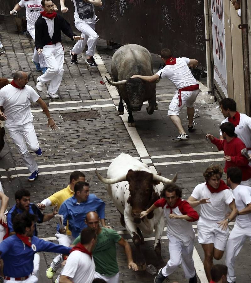 Fotogalería del quinto encierro de San Fermín