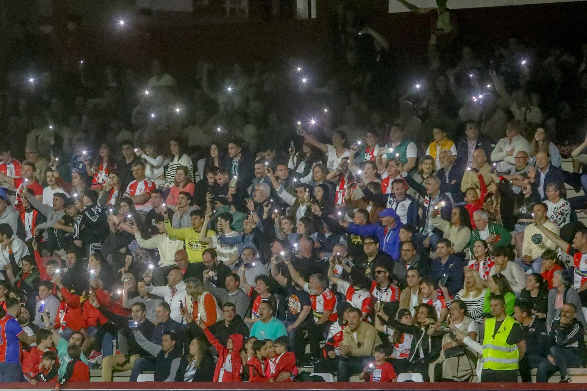 A Lomba vive una fiesta del fútbol con final feliz para el Arosa ante la UD Ourense (3-0)