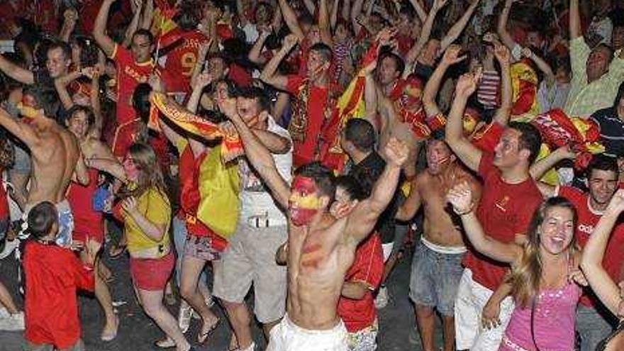 Los jóvenes quemaron la bandera en s´Arenal durante la Eurocopa del año 2012.