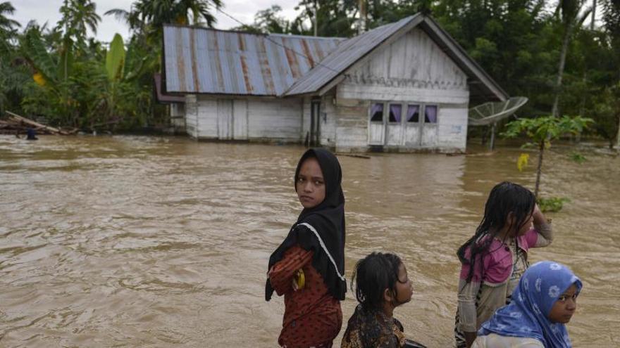 Varios niñas en las inundaciones de Indonesia.