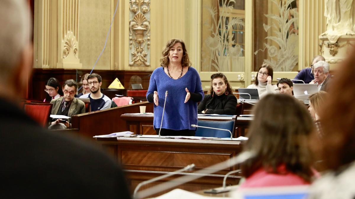 La presidenta del Govern, Francina Armengol, en el Parlament.