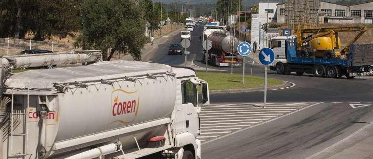 Un camión de Coren y otros vehículos de transporte, ayer, en la calle principal del polígono industrial de San Cibrao. // Brais Lorenzo