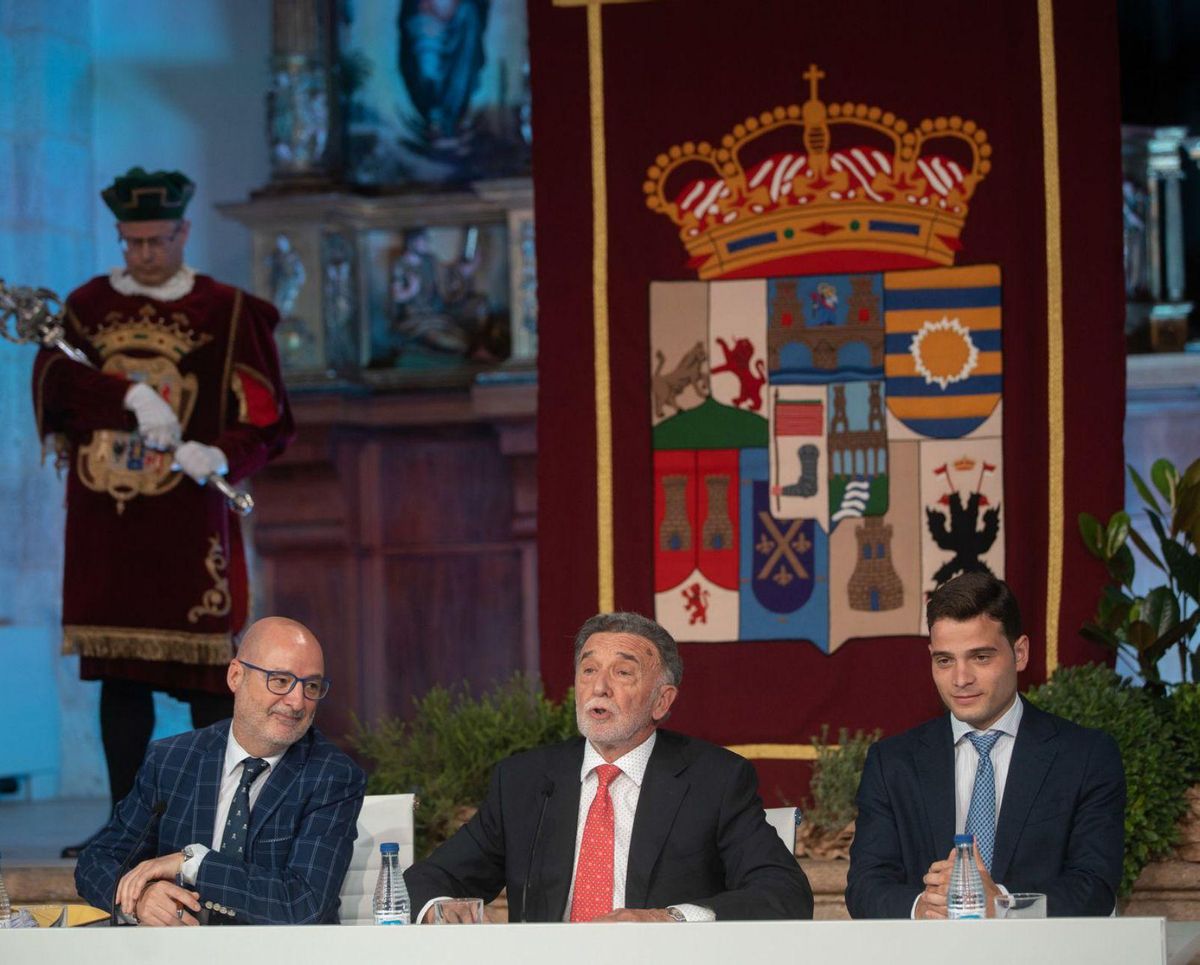 El secretario y los dos miembros de la Mesa de Edad, durante el Pleno. | Emilio Fraile