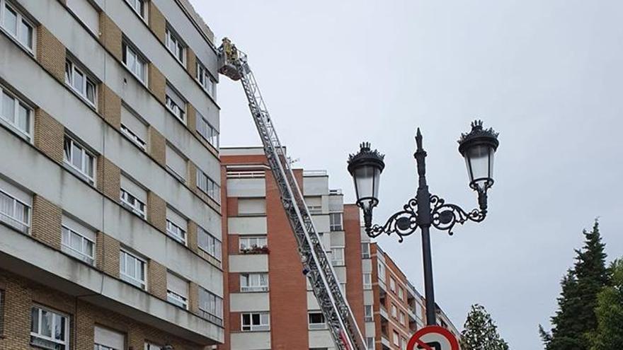 Alarma por la caída de cascotes en un edificio frente al colegio Buenavista I