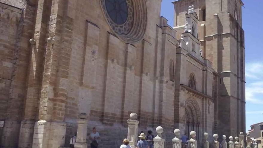 Turistas camino de la Colegiata de Toro.