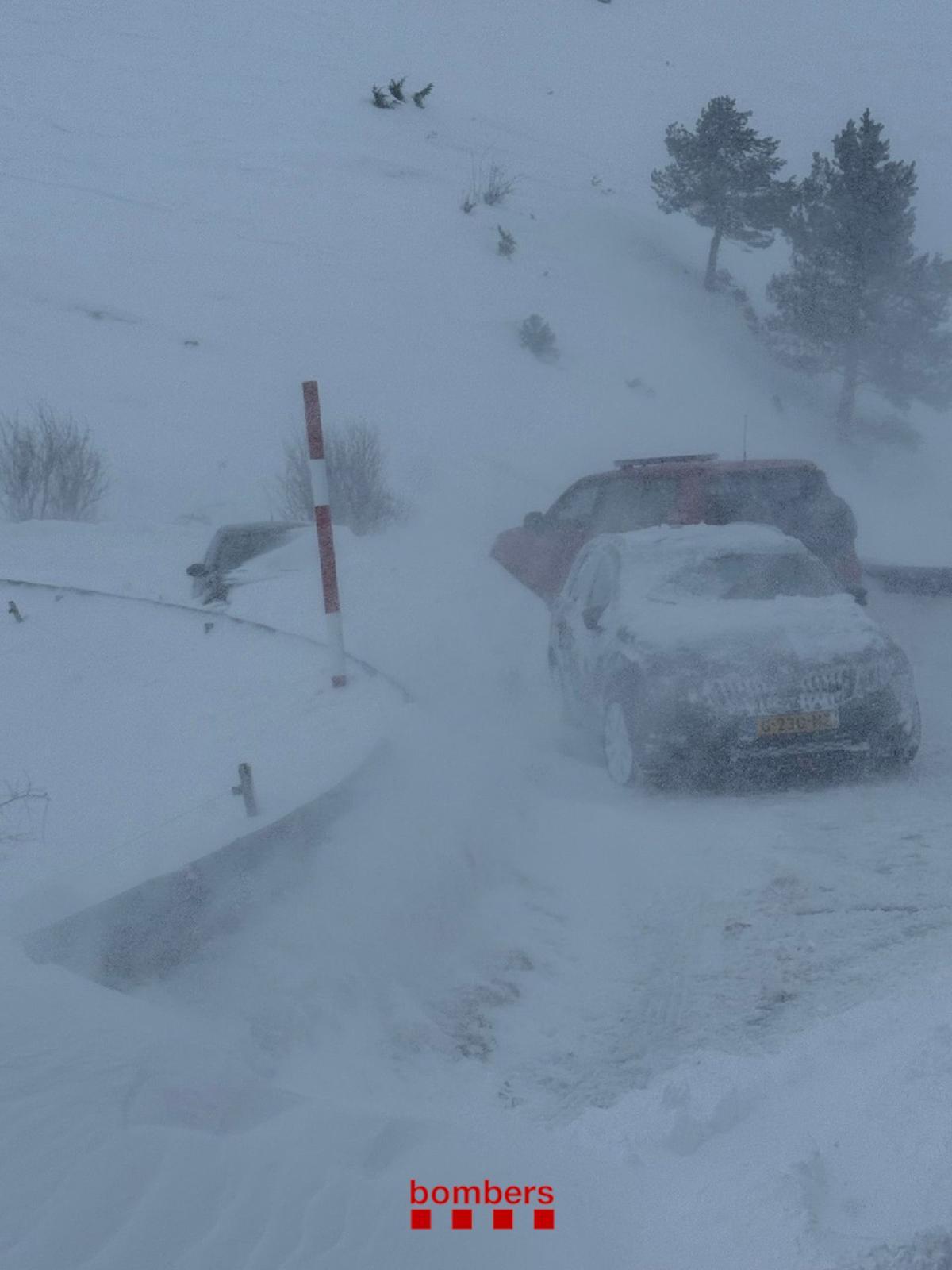 Rescat de cotxes encallats a la carretera de Castellar de n'Hug al Tossal
