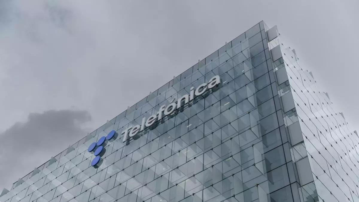 Fachada de la sede de Telefónica, en Madrid.