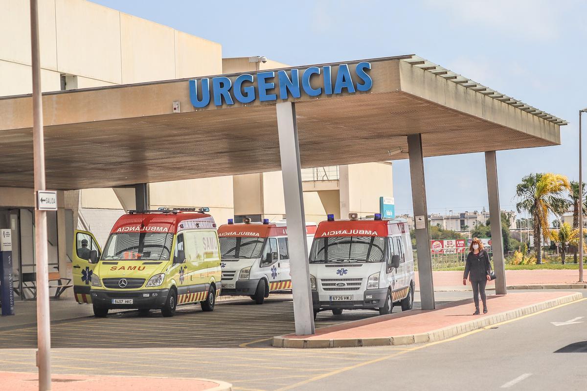 Puerta del servicio de Urgencias del Hospital Universitario de Torrevieja