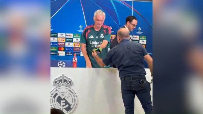 Un periodista italiano le regala un aspersor a Mourinho: "Me quiero disculpar con el Real Madrid"